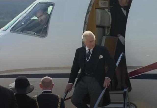 Rei Charles III chega em Edimburgo para acompanhar procissão