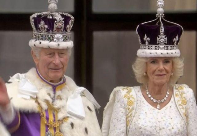 Rei Charles III e a rainha Camilla acenam para milhares de súditos no balcão do palácio de Buckingham | Família Real