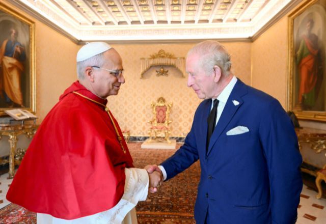 Papa Leão e rei Charles no Vaticano | Foto: Divulgação via REUTERS