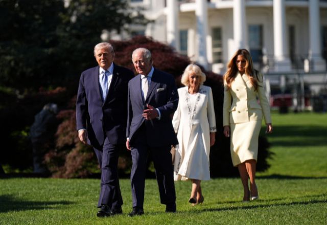 Rei Charles e rainha Camilla caminham com presidente dos EUA, Donald Trump, e a primeira-dama Melania | Aaron Chown/Pool via REUTERS