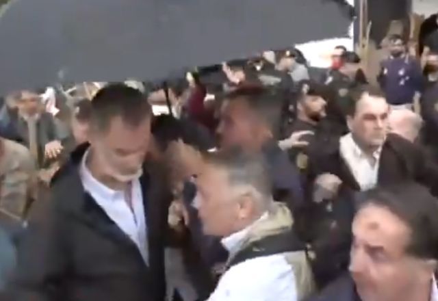 Sob vaias, população joga lama e objetos no rei e rainha da Espanha; assista