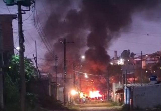 Moradores usam fogo para tentar evitar reintegração de posse em Guarulhos | Foto: Reprodução/SBT