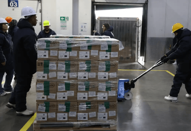 Brasil recebe primeiro lote de medicamento inédito para tratar câncer de mama no SUS Brasil recebe primeiro lote de medicamento inédito para tratar câncer de mama no SUS