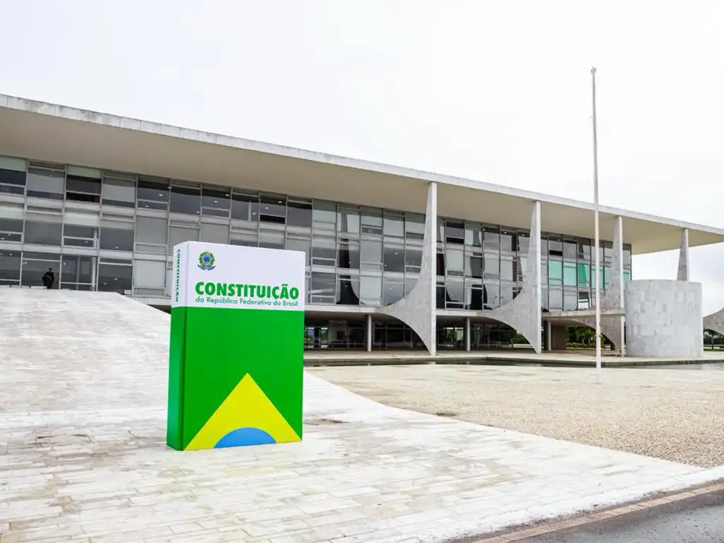Réplica da Costituição Brasileira é instalada em frente ao Congresso Nacional, Palácio do Planalto e STF João Risi/Agência Brasil