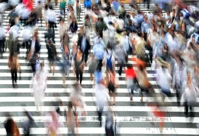 Pessoas atravessando a rua na faixa de pedestre | Pexels