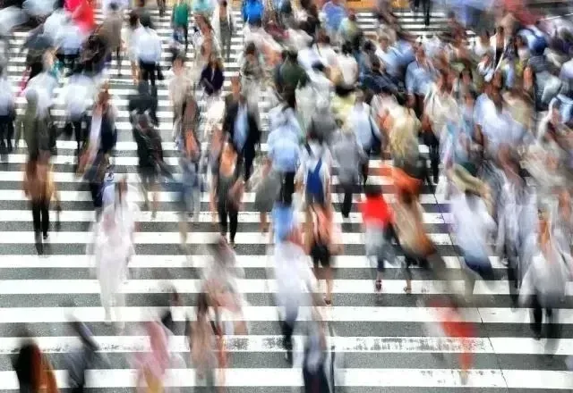 Pessoas atravessando a rua na faixa de pedestre | Pexels