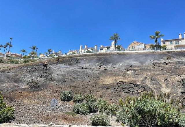 Rescaldo de incêndio que destruiu 20 mansões na Califórnia