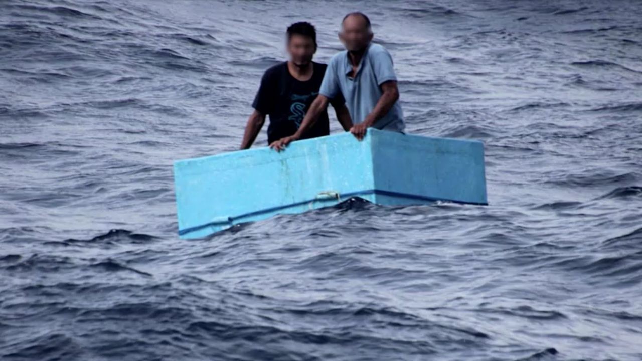 Imagem da notícia: VÍDEO: homens sobrevivem por 5 dias à deriva dentro de caixa