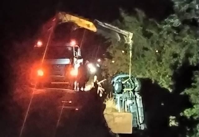 Viatura da Polícia Federal é resgatada em rio na Transamazônica no Pará Viatura da Polícia Federal é resgatada em rio na Transamazônica no Pará