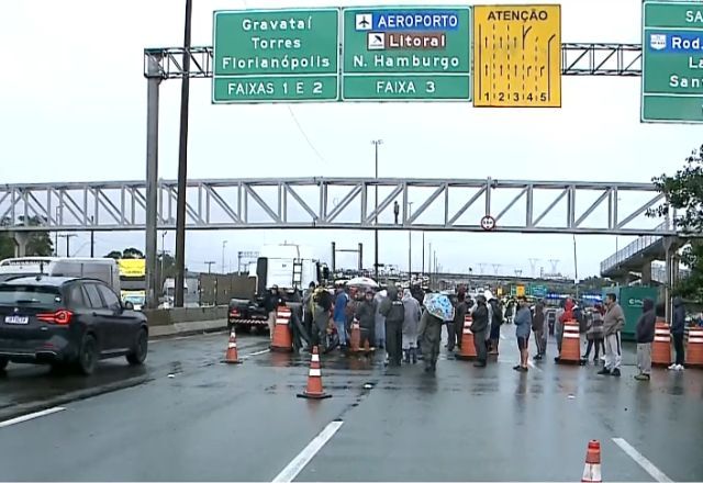 Revoltados com as enchentes, moradores de Canoas (RS) bloqueiam BR-116 após água voltar a subir