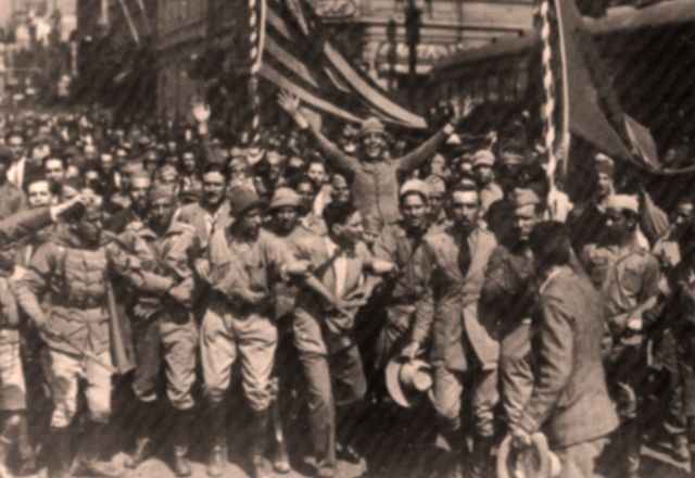 Manifestação nas ruas de São Paulo durante a Revolução Constitucionalista | Reprodução/Alesp