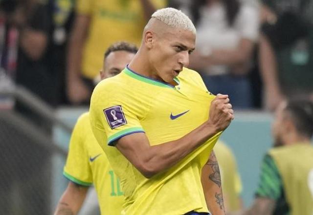 Richarlison comemora o gol contra a Sérvia na estreia do Brasil na Copa do Mundo