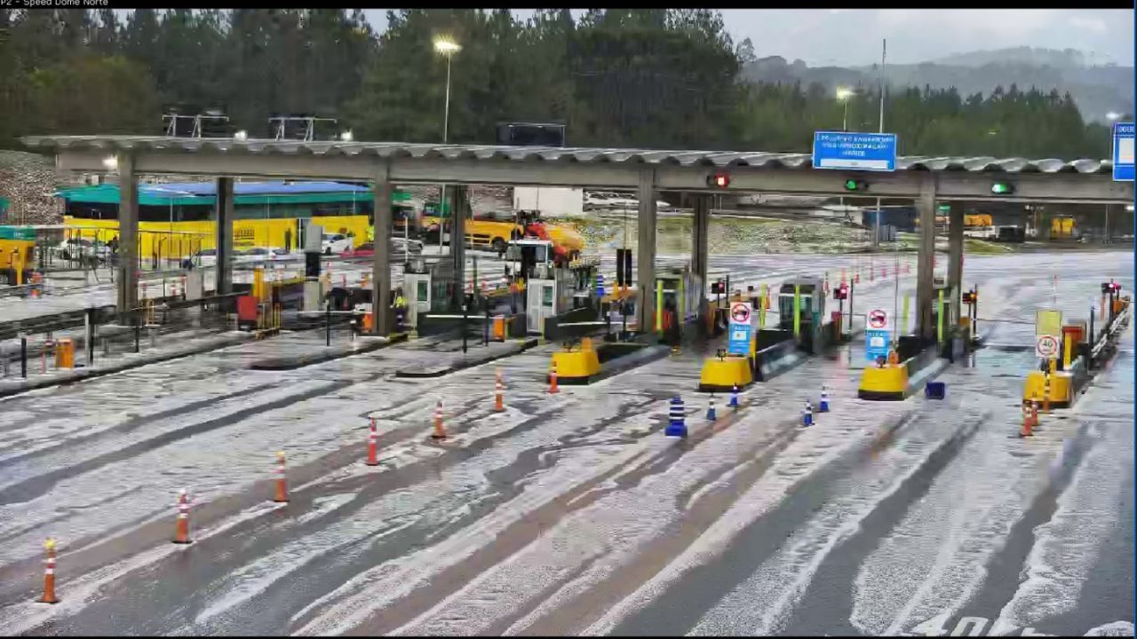 Vídeo: Granizo cobre ruas durante temporal em Mafra, SC