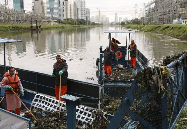 Rio Pinheiros em processo de limpeza | Agência Brasil