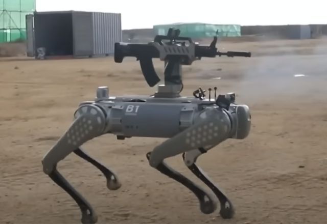 Robô com fuzil foi testado em um exercício militar entre China e Camboja | Reprodução/CCTV