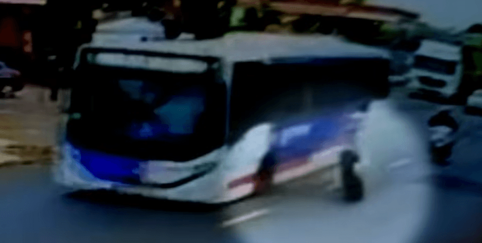 Ônibus perde roda em movimento e assusta passageiros em SP