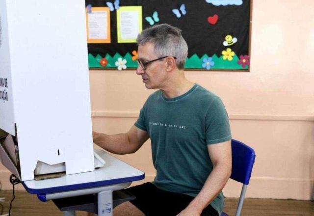 Governador de Minas Gerais, Romeu Zema foi votar de bermuda | Gil Leonardi / Secom MG / Divulgação