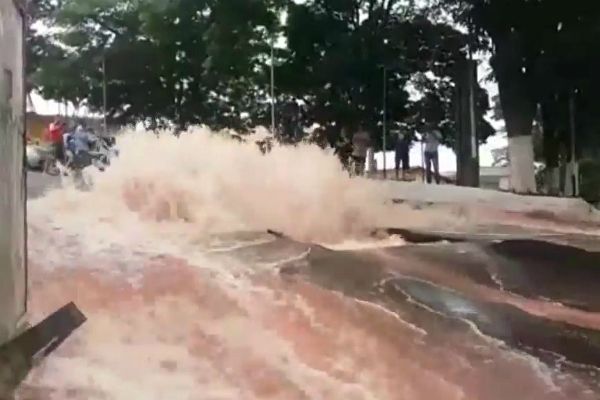 Rompimento de adutora prejudica sete imóveis na Grande São Paulo