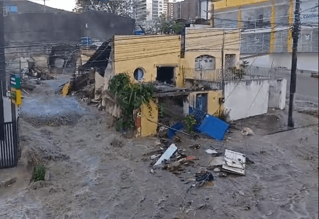 Rompimento de reservatório deixa uma idosa morta e casas destruídas. | Reprodução/Redes sociais