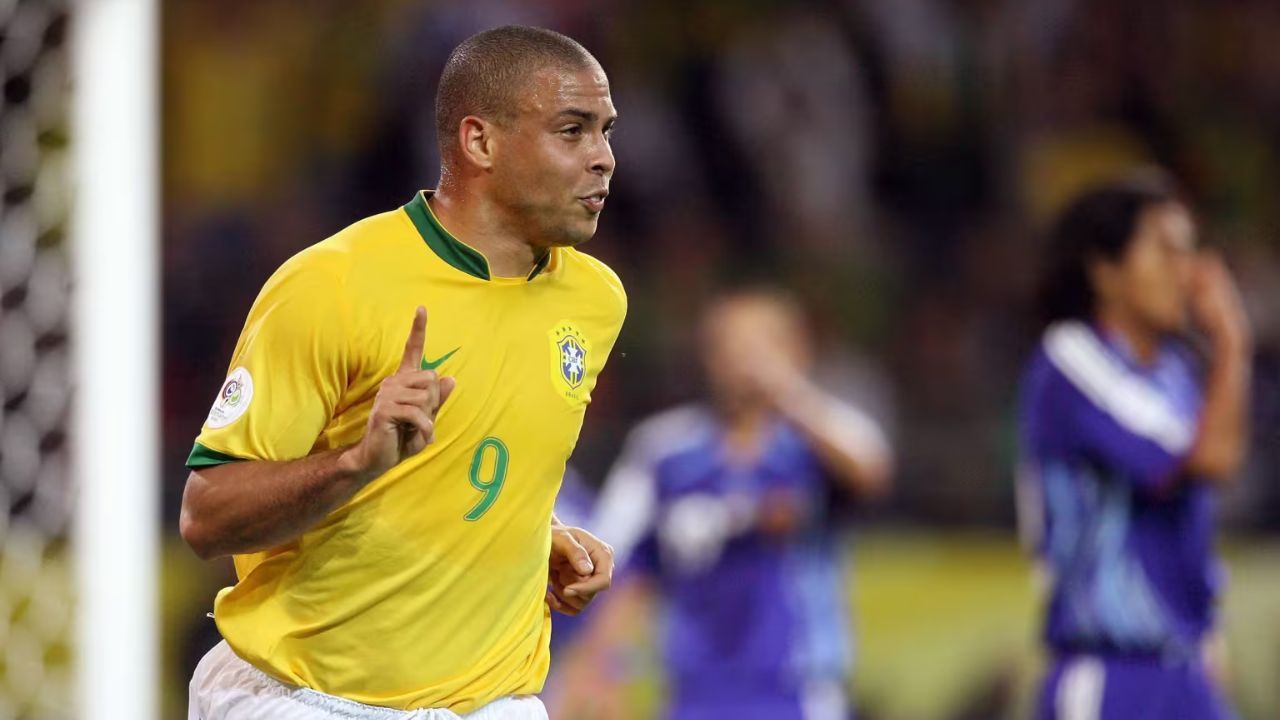 Fenômeno brilhou na partida e marcou 2 gols, dando início à campanha que o levaria a se tornar o maior artilheiro da história das Copa até então | Reprodução/Fifa