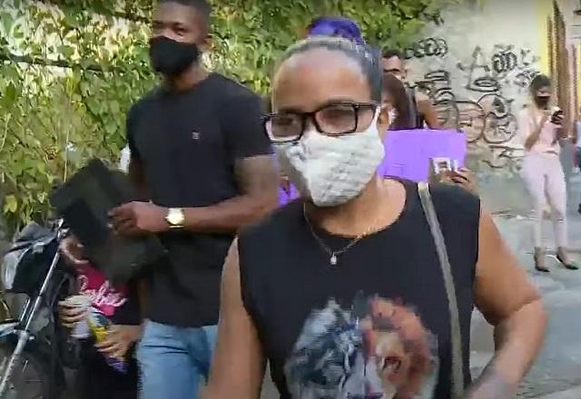 Roseli Viana, mãe de Nego do Borel, indo prestar depoimento após ser acusada de agredir a enteada