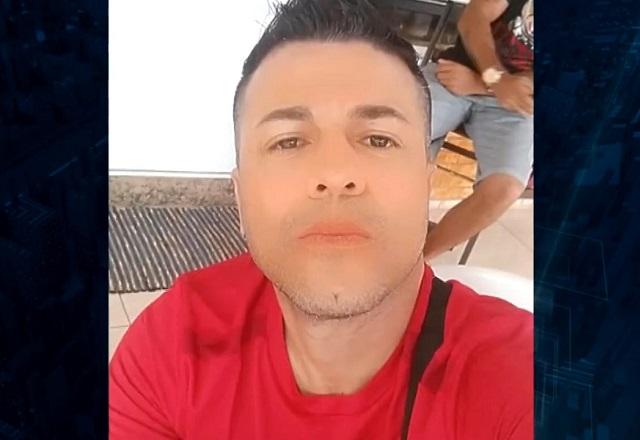 Rosto de homem branco vestido com camiseta vermelha