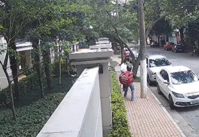 Motociclista usavam mochila de entregador na hora do roubo | Reprodução
