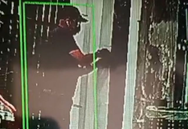 Momento em que homem arrebenta cadeado para invadir a residência | Foto: Reprodução/SBT