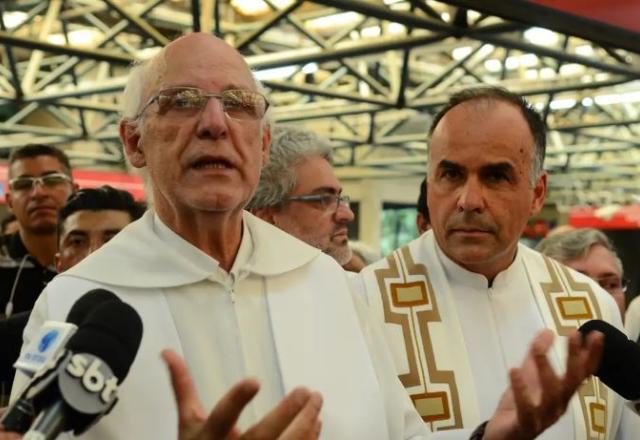 "Marreta em toda arquitetura hostil", diz padre Júlio Lancellotti no Palácio do Planalto "Marreta em toda arquitetura hostil", diz padre Júlio Lancellotti no Palácio do Planalto