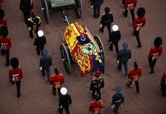 Elizabeth será enterrada ao lado do marido, o príncipe e Duque de Edimburgo, Philip | Reprodução Twitter/RoyalFamily