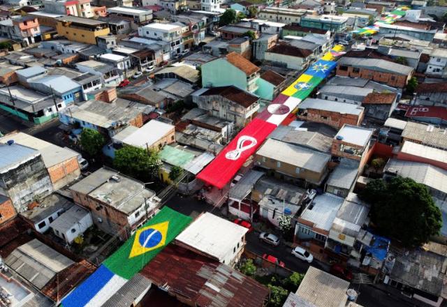 Rua decorada para a Copa