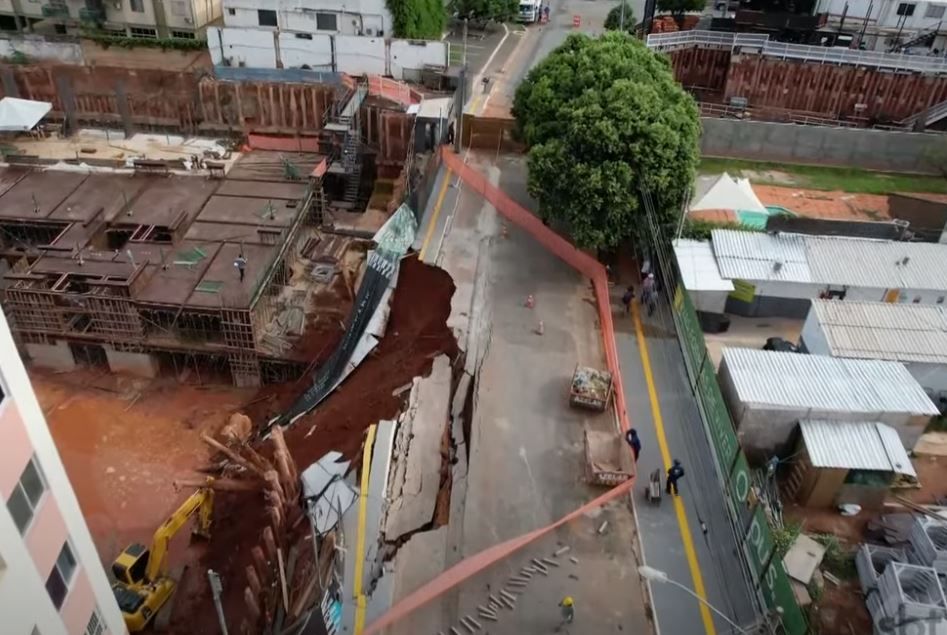 Rua desaba em Goiânia e moradores de prédios precisam sair | Reprodução