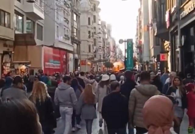 Rua vazia, com construções dos dois lados da via, durante o dia