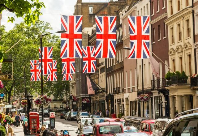 Ruas de Londres com bandeiras do Reino Unido