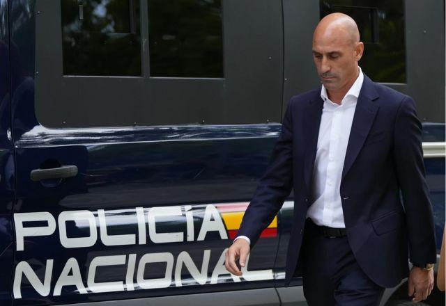 Rubiales deixa tribunal após prestar depoimento sobre beijo em jogadora