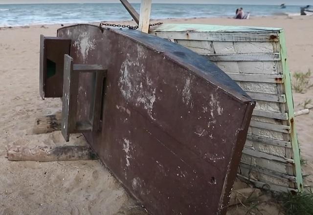 Ruína de barco na areia de praia em Jaboatão dos Guararapes, no Pernambuco