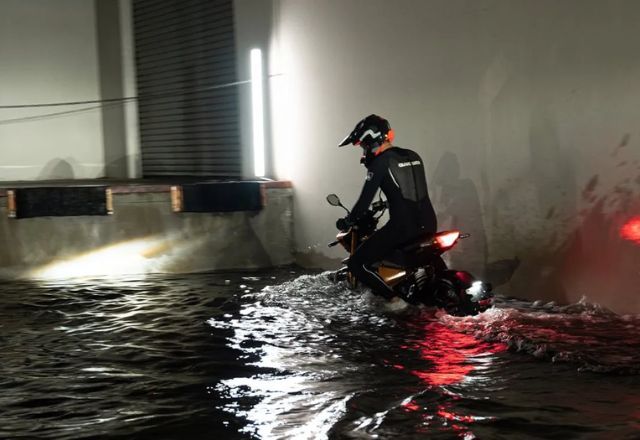 Moto elétrica da Ryvid Anthem tem bateria que pode ficar uma hora submersa em um rio ou numa enchente sem ter danos | Reprodução/Ryvid EV