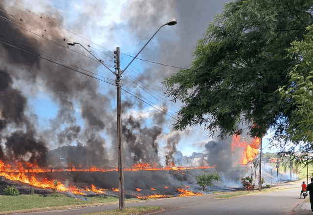 Caminhão explode após colisão em rodovia do Paraná; motorista escapa das chamas