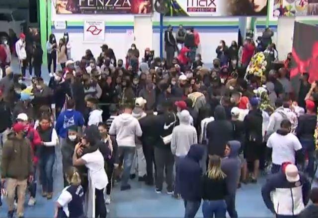 Muitos fãs e populares foram até a quadra de samba da Escola Unidos da Vila Maria para dar o último adeus ao cantor | Reprodução/SBT