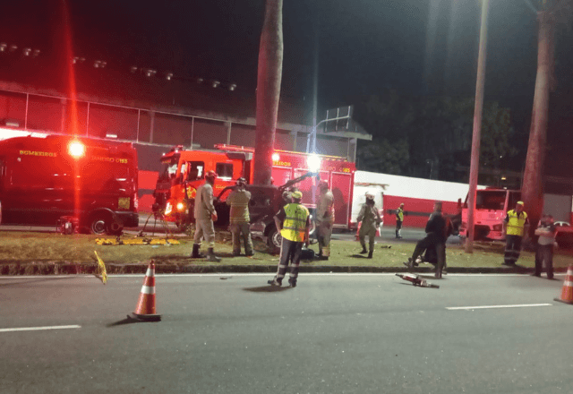 Dois homens morrem após carro desgovernado bater em árvore no Rio | SBT