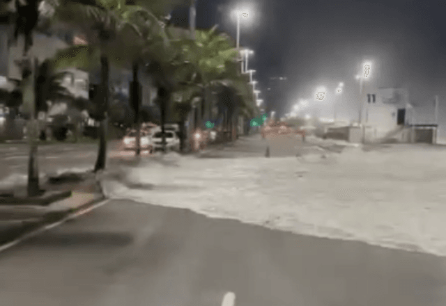 Ondas na praia do Leblon alcançaram o calçadão durante ressaca do mar | Reprodução/Redes Sociais