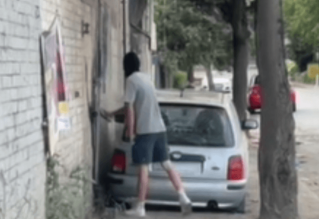 Pichador foi flagrado no momento do vandalismo. | Reprodução/BBC
