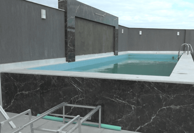 Cobertura com piscina e área gourmet foi encontrada durante ação | SBT Rio