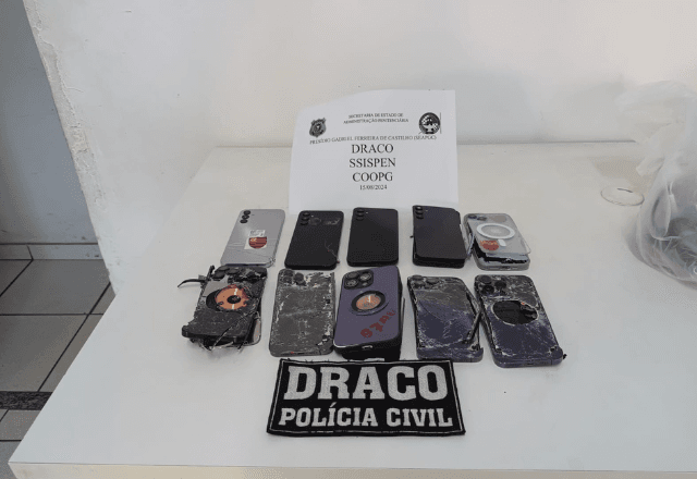 Celulares encontrados na cela de traficante preso em 2000 | Divulgação/Polícia Civil