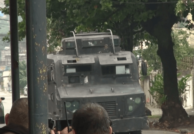 Com apoio de veículos blindados, policiais realizam operação na comunidade da Serrinha | SBT RIO