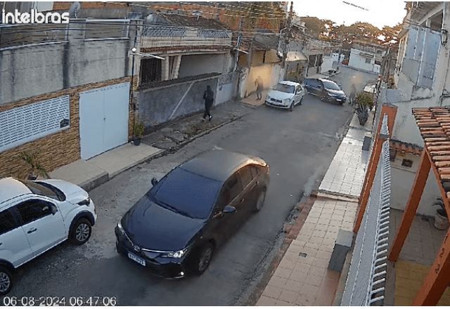Carro foi metralhado nesta manhã | SBT Rio