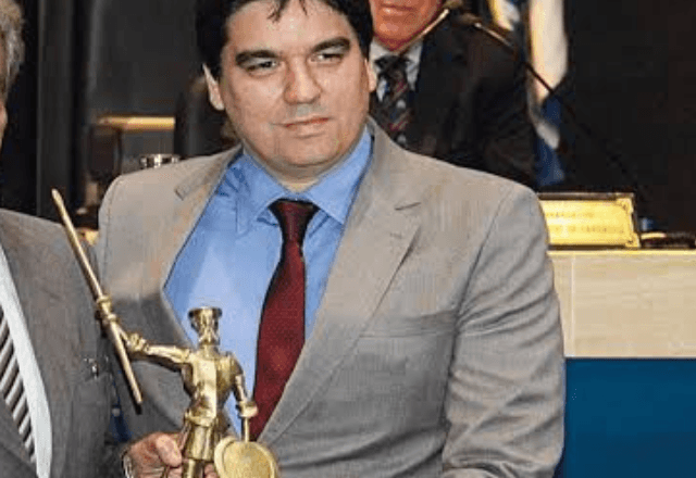 Ricardo Lyra Ribeiro recebeu o troféu do Prêmio Dom Quixote da Imprensa | Reprodução/Redes Sociais