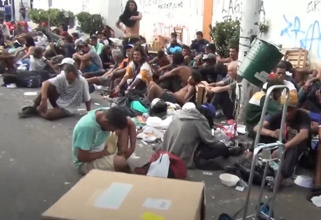 Usuários  de drogas na Cracolândia (Reprodução/SBT Brasil)