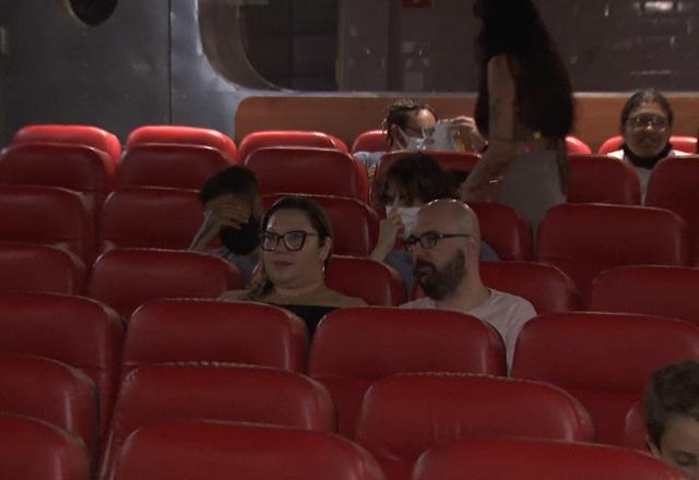 Pessoas em sala de cinema (Reprodução/SBT Brasil)