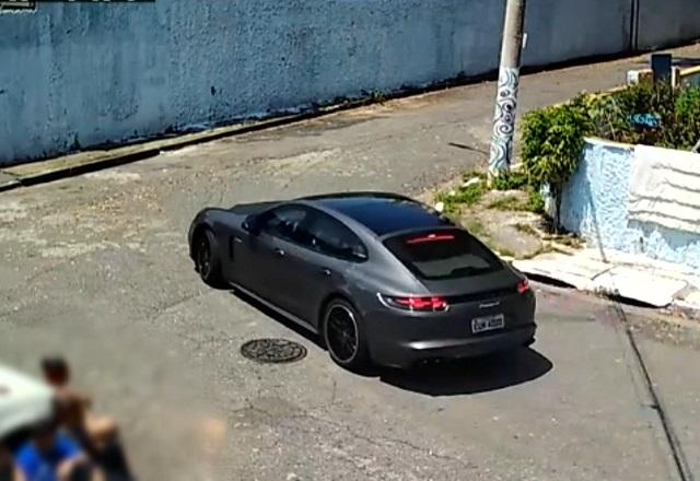 Flagrante: criminosos disparam contra carro de luxo em tentativa de assalto Flagrante: criminosos disparam contra carro de luxo em tentativa de assalto